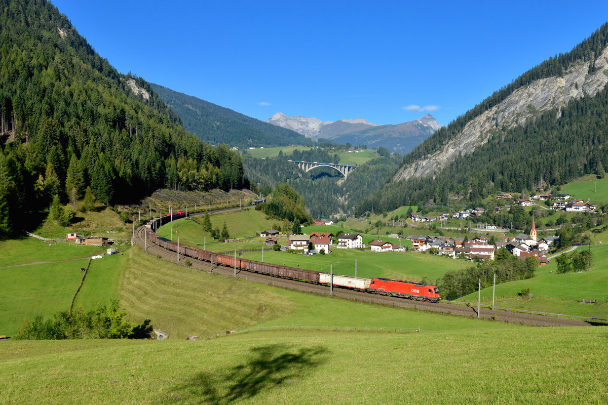 1216 032 mit einem Güterzug am 27.09.2014 bei St. Jodok am Brenner.