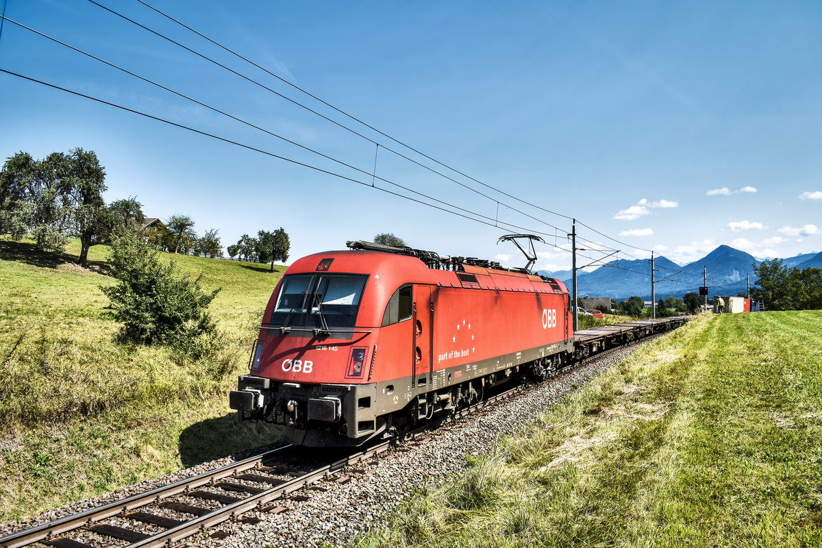 1216 145-3 fährt mit einem KLV, auf der Fahrt nach Fürnitz, bei Schlatten, nahe Rosenbach vorüber.
Aufgenommen am 28.8.2018.