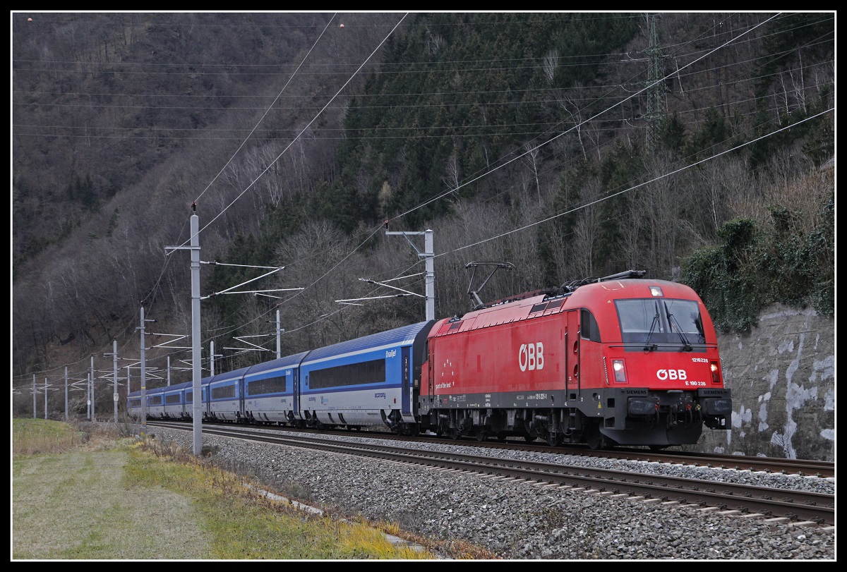 1216 226 mit RJ71 zwischen Bruck/Mur und Graz am 8.12.2018.