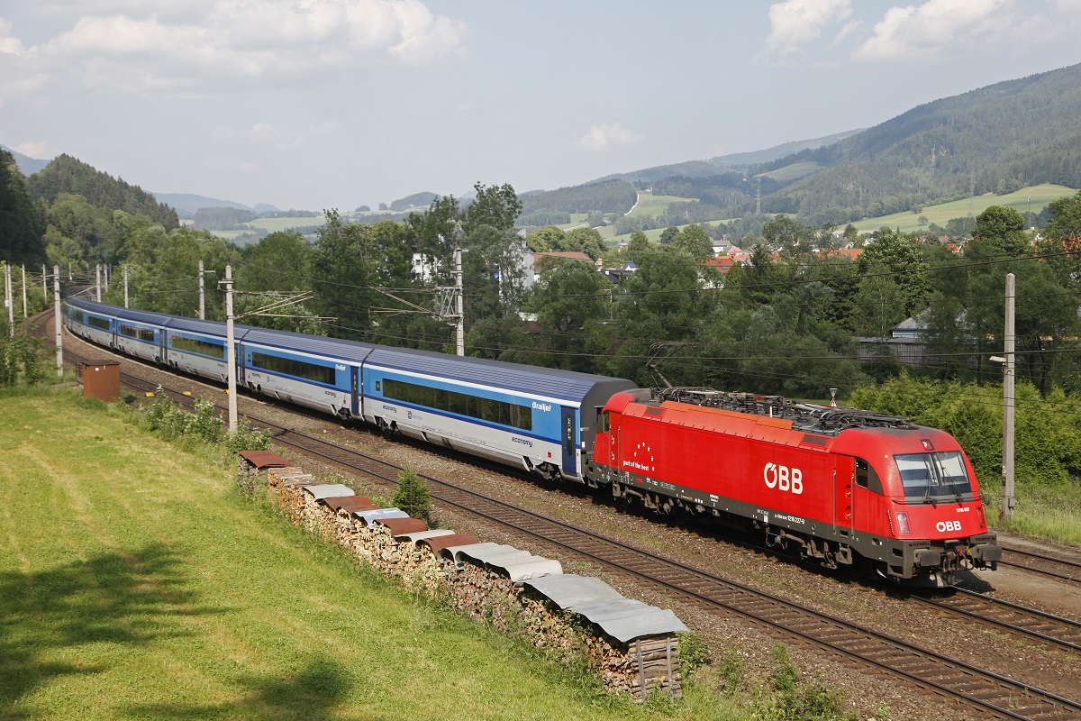 1216 227 mit RJ75 in Langenwang am 12.06.2015.