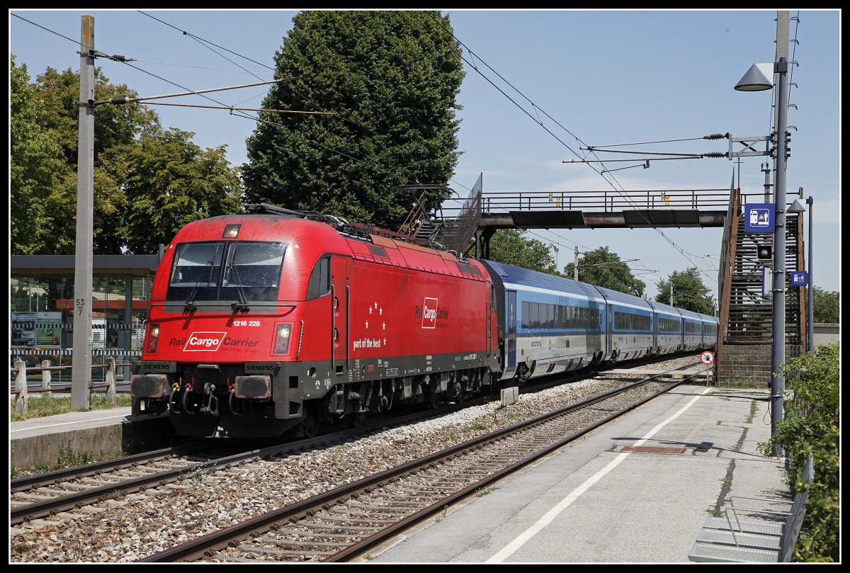 1216 228 mit Railjet in Jedenspeigen am 4.07.2018.