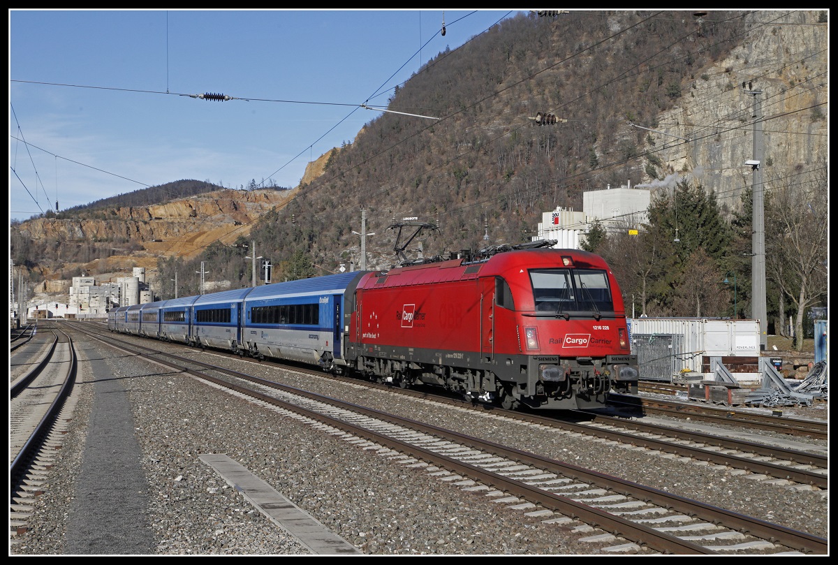 1216 228 mit Railjet in Peggau - Deutschfeistritz am 11.01.2019.