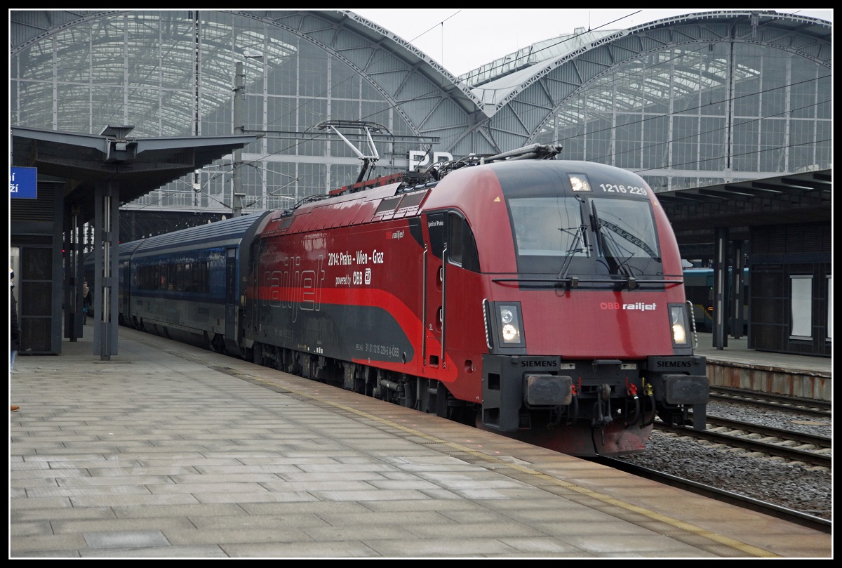 1216 229 mit Railjet in Praha hlavni nadrazi am 22.01.2019.