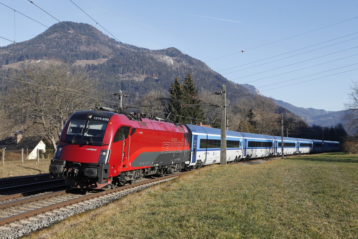 1216 230 mit Railjet kurz vor Frohnleiten am 27.12.2015.