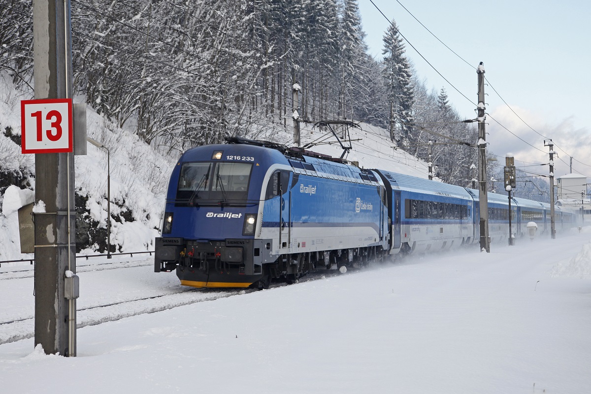 1216 233 fährt am 6.01.2015 als Railjet durch Langenwang.