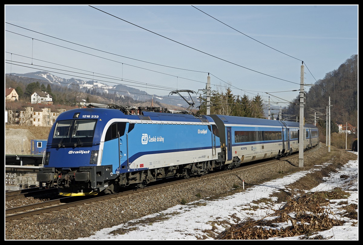 1216 233 mit Railjet bei Kapfenberg am 7.02.2019.