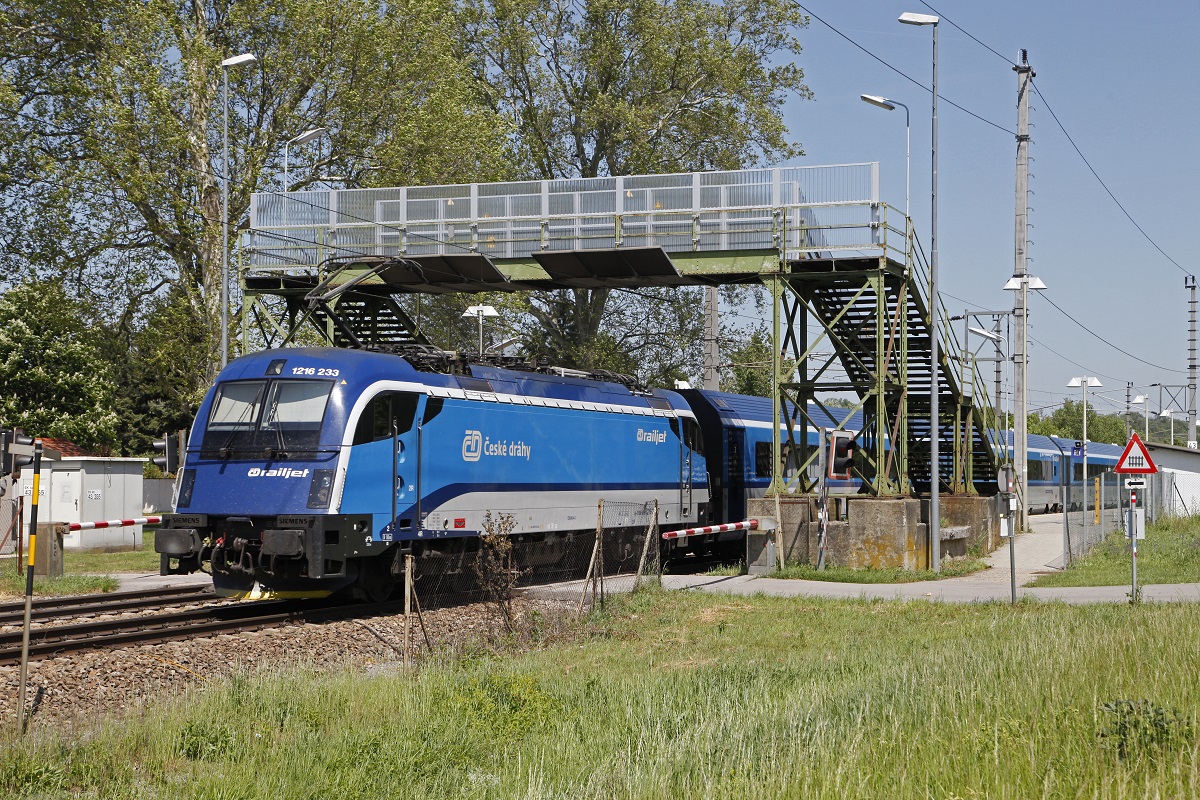 1216 233 mit Railjet in Stillfried am 18.05.2017.