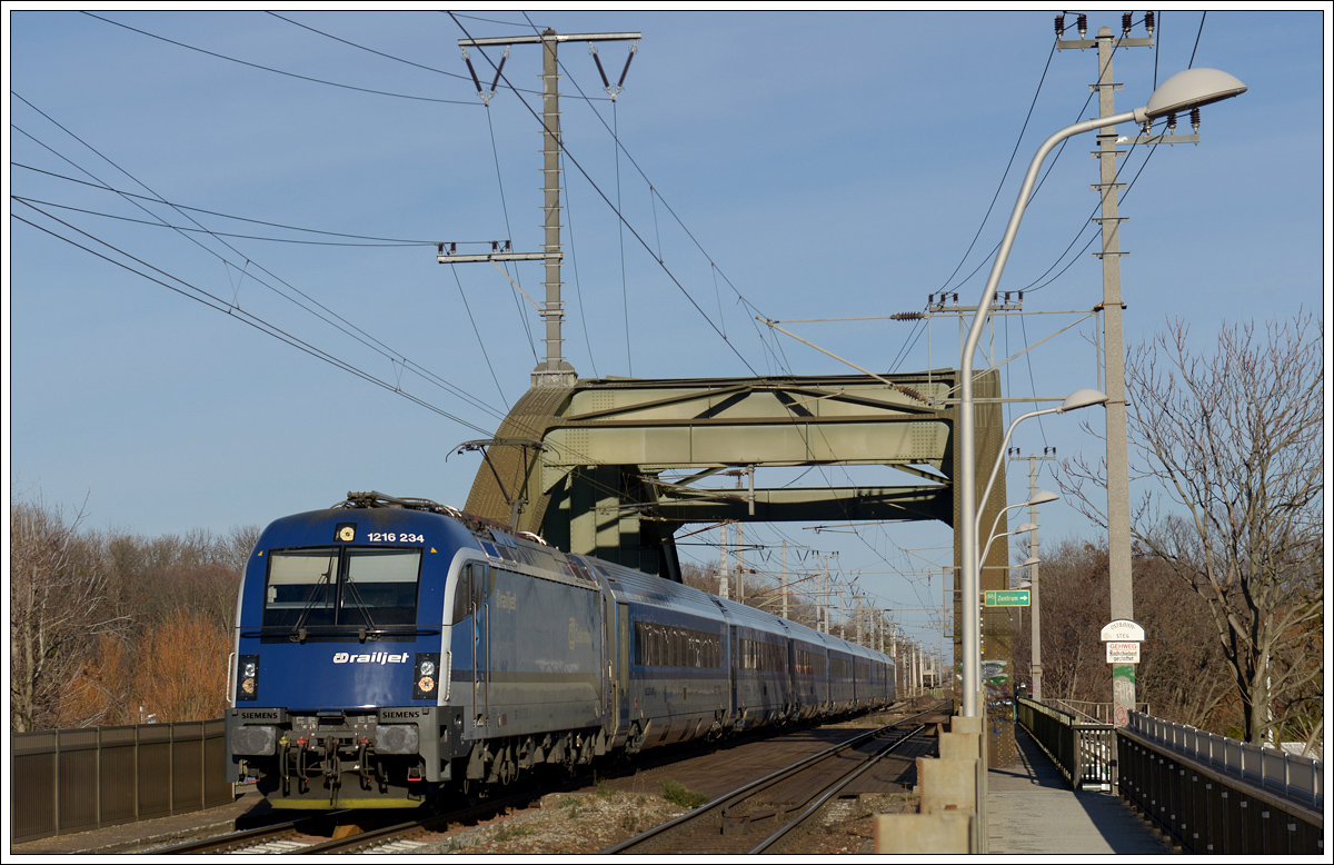 1216 234 mit dem RailJEt 75 „Franz Schubert“ von Praha hl.n. nach Graz Hbf. am 10.12.2017 beim Ostbahnsteg in Wien Erdberg.