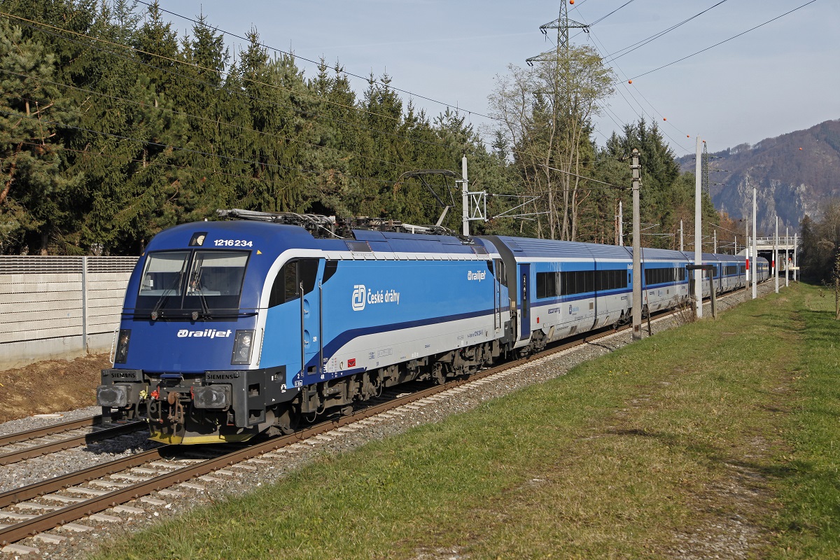 1216 234 mit RJ557 bei Stübing am 15.11.2016.