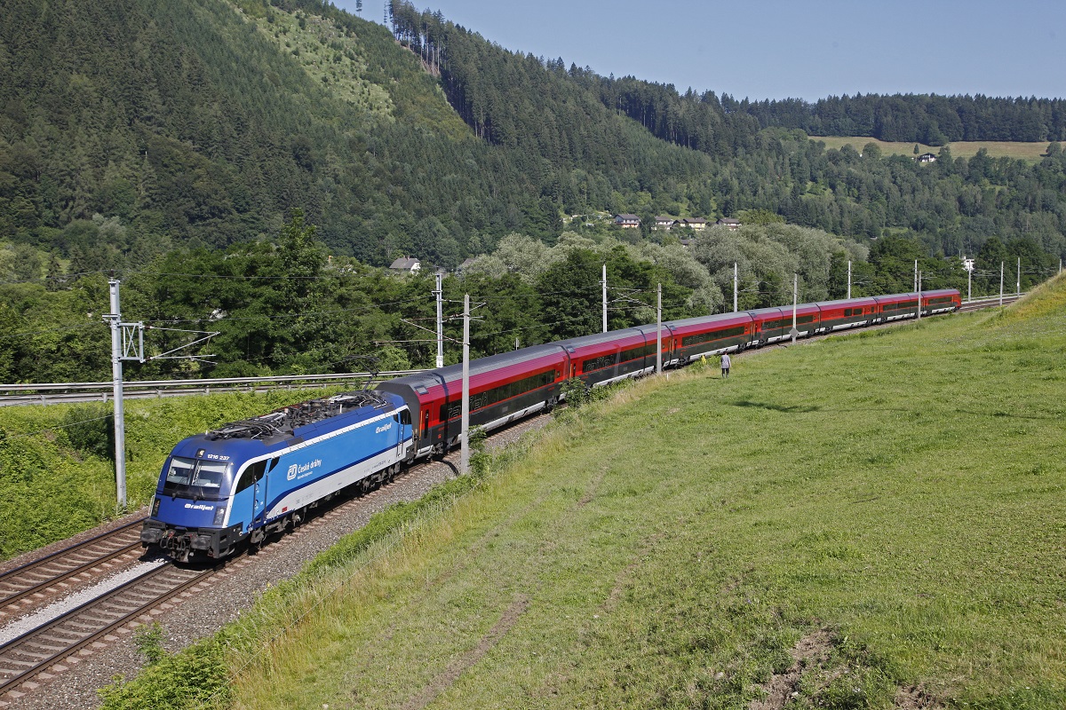 1216 237 mit Railjet in Bruck/Mur Übelstein am 23.06.2016.