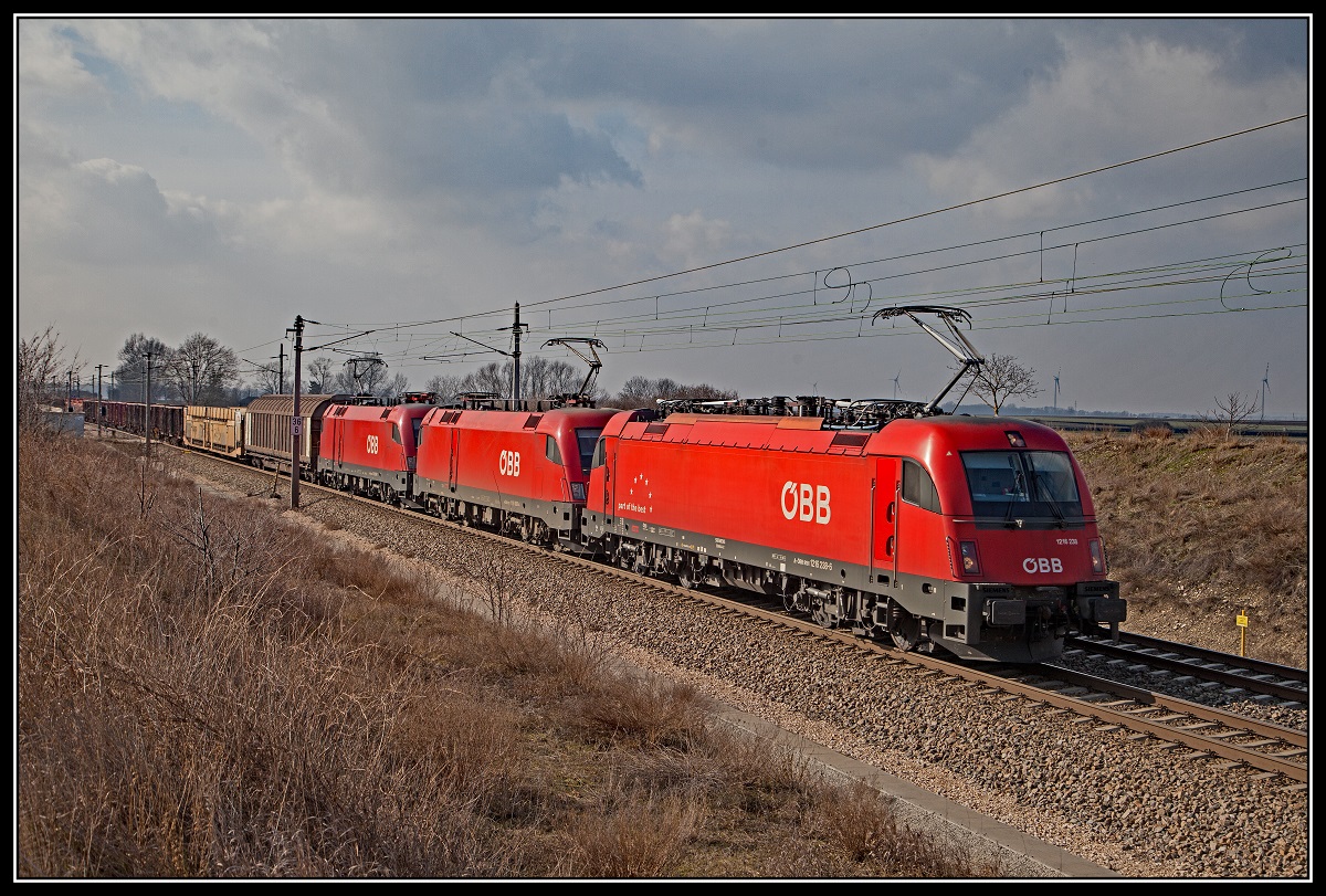 1216 238 + 1116 065 + 1116 059 mit Güterzug bei Tallesbrunn am 15.02.2018.