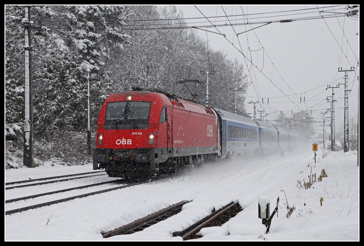 1216 238 fährt am 12.12.2018 mit RJ73 durch den Bahnhof Wartberg im Mürztal.