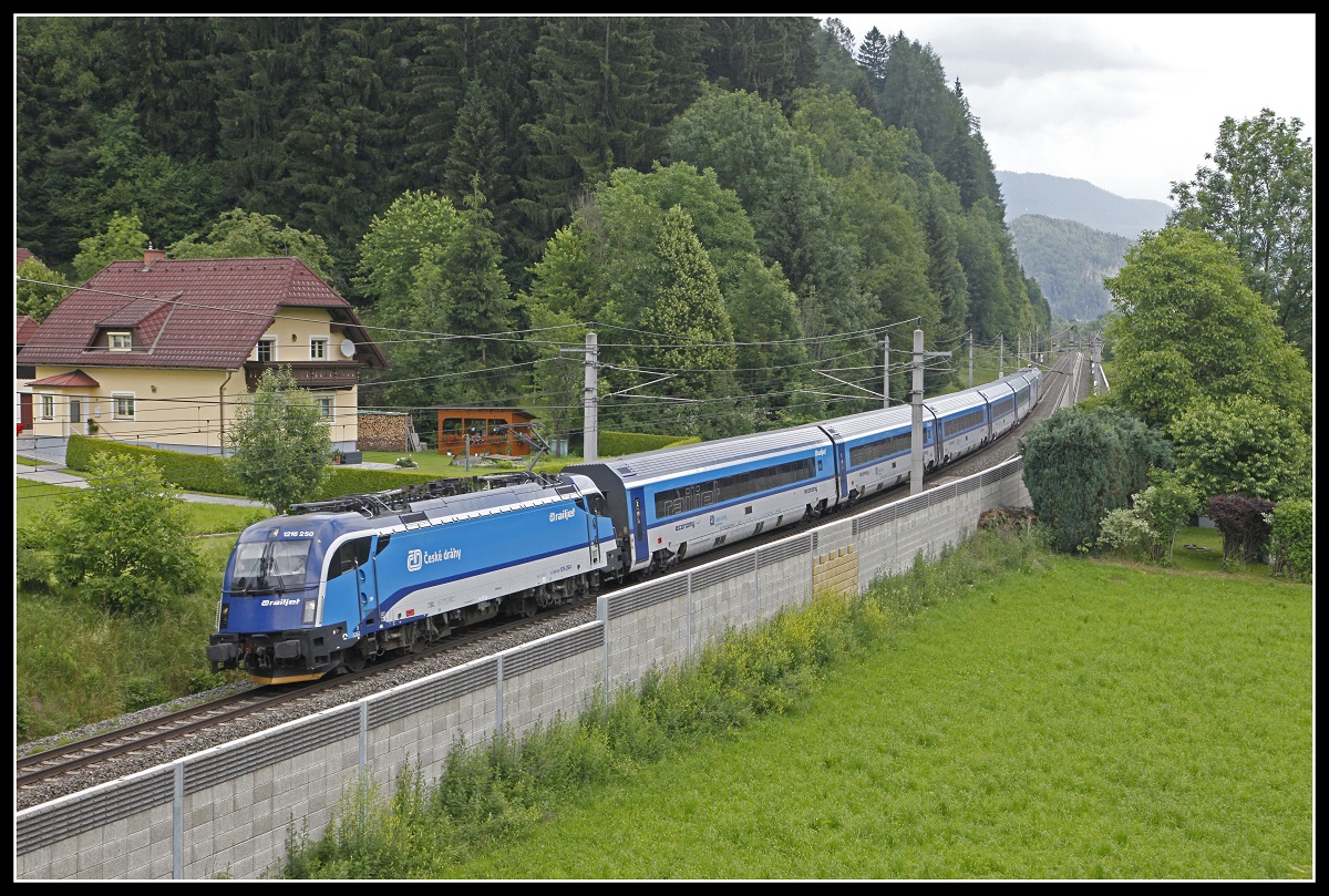 1216 250 mit Railjet bei Langenwang am 10.06.2018.