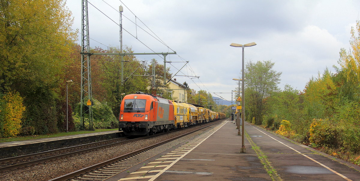 1216 901-9 von RTS kommt einem langen Bauzug aus Süden nach Norden und kommt aus Richtung Koblenz und fährt durch Bonn-Oberkassel in Richtung Köln-Gremberg. Aufgenommen vom Bahnsteig von Bonn-Oberkassel an der rechten Rheinstrecke. 
Am Mittag vom 2.11.2018.