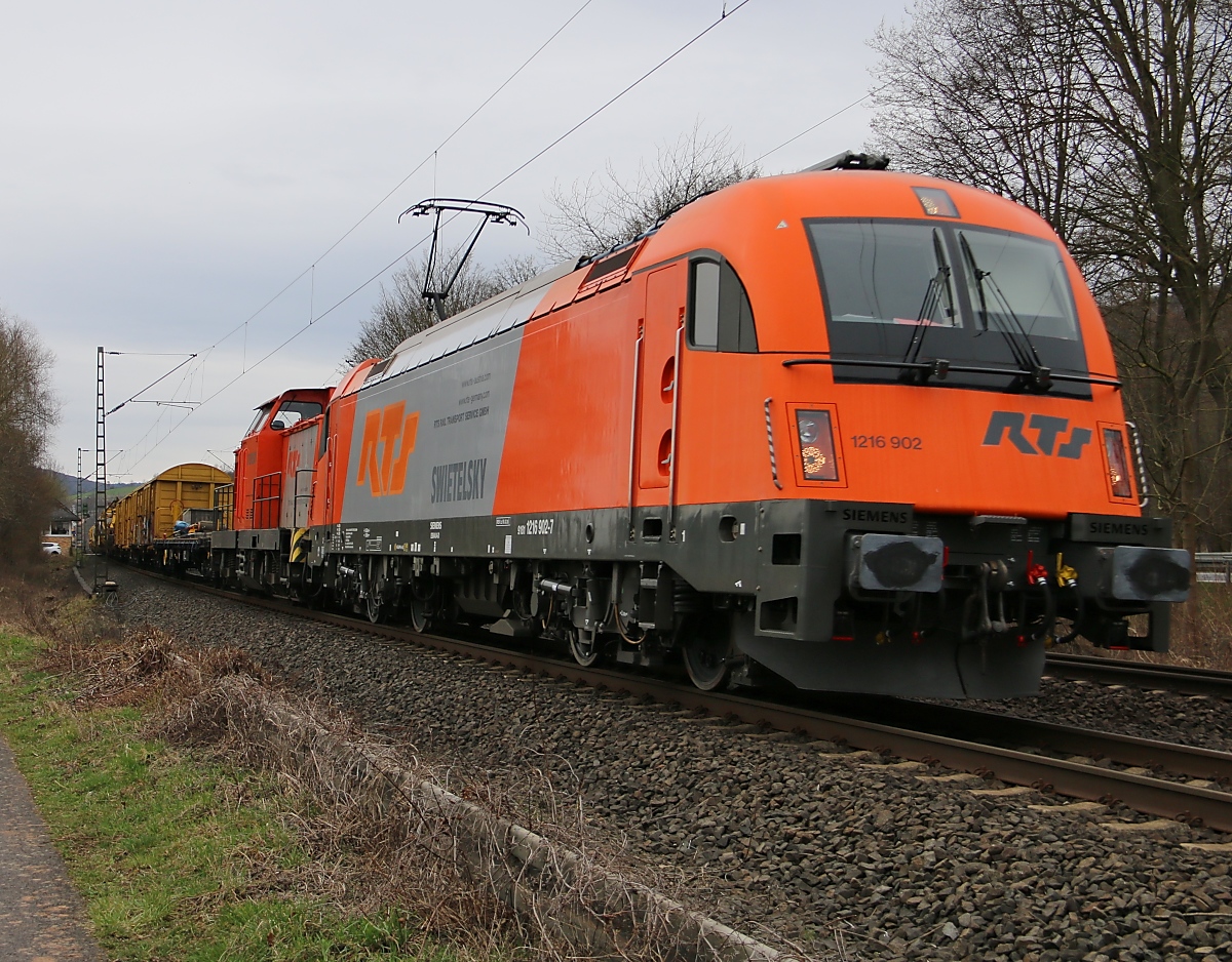 1216 902 mit 293.003 der RTS und einem Bauzug in Fahrtrichtung Norden. Aufgenommen in Wehretal-Reichensachsen am 28.03.2016.