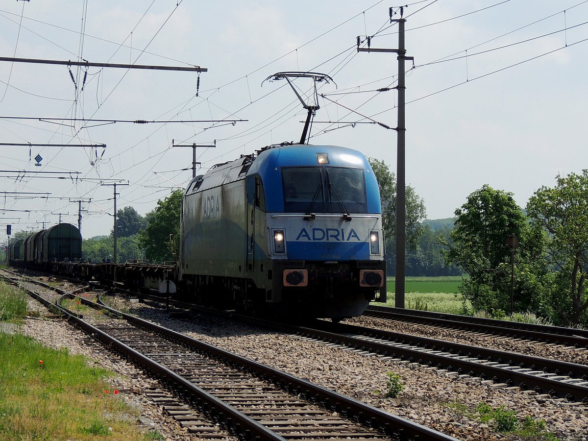 1216-921 von ADRIA mit gemischtem Güterzug bei Bruck/Leitha in Richtung Wien; 180509