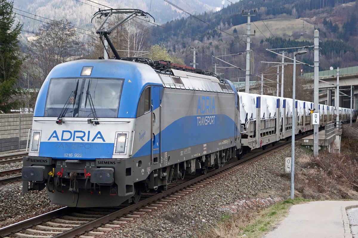 1216 922 mit Güterzug bei Bruck an der Mur am 15.03.2016.