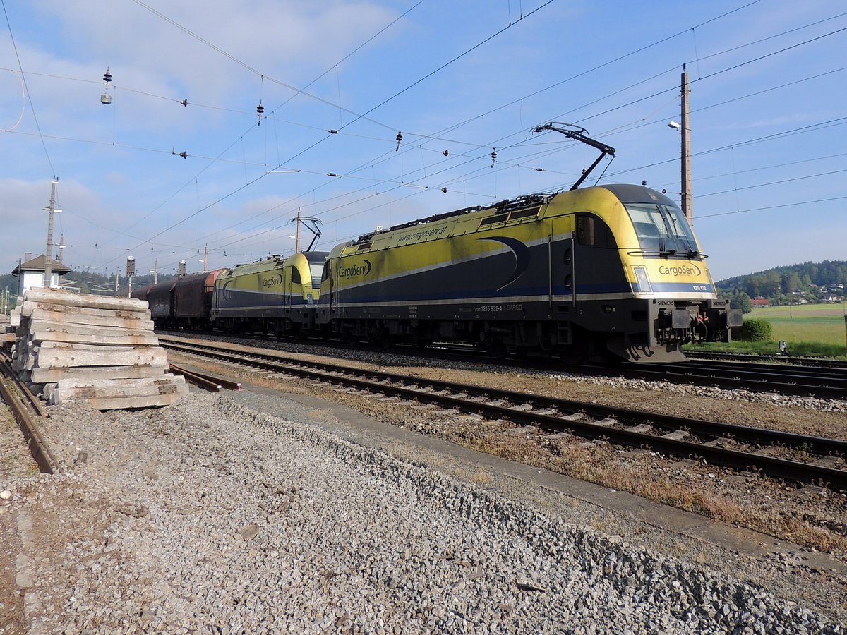 1216 932-4 und Schwester 930-8 von CargoServ, ziehen einen Güterzug bei Redl-Zipf in Richtung Linz; 160510