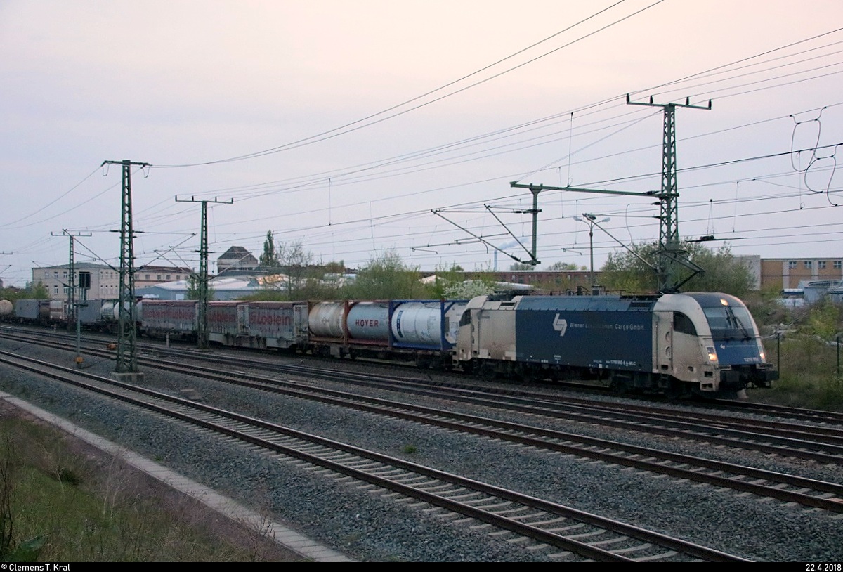 1216 950-6 (Siemens ES64U4) der Wiener Lokalbahnen Cargo GmbH als Containerzug fährt in Halle-Ammendorf auf der Bahnstrecke Halle–Bebra (KBS 580) Richtung Halle (Saale). [22.4.2018 | 20:11 Uhr]