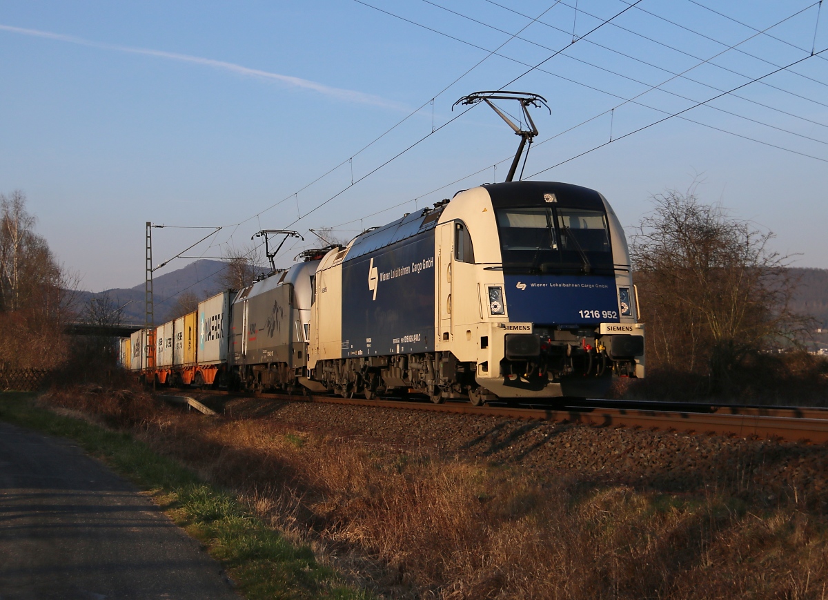 1216 952 in Doppeltraktion mit der HUPAC 182 602 (ES 64 U2-102) und Containerzug in Fahrtrichtung Süden. Aufgenommen am 18.03.2015 am Umspannwerk Eschwege.