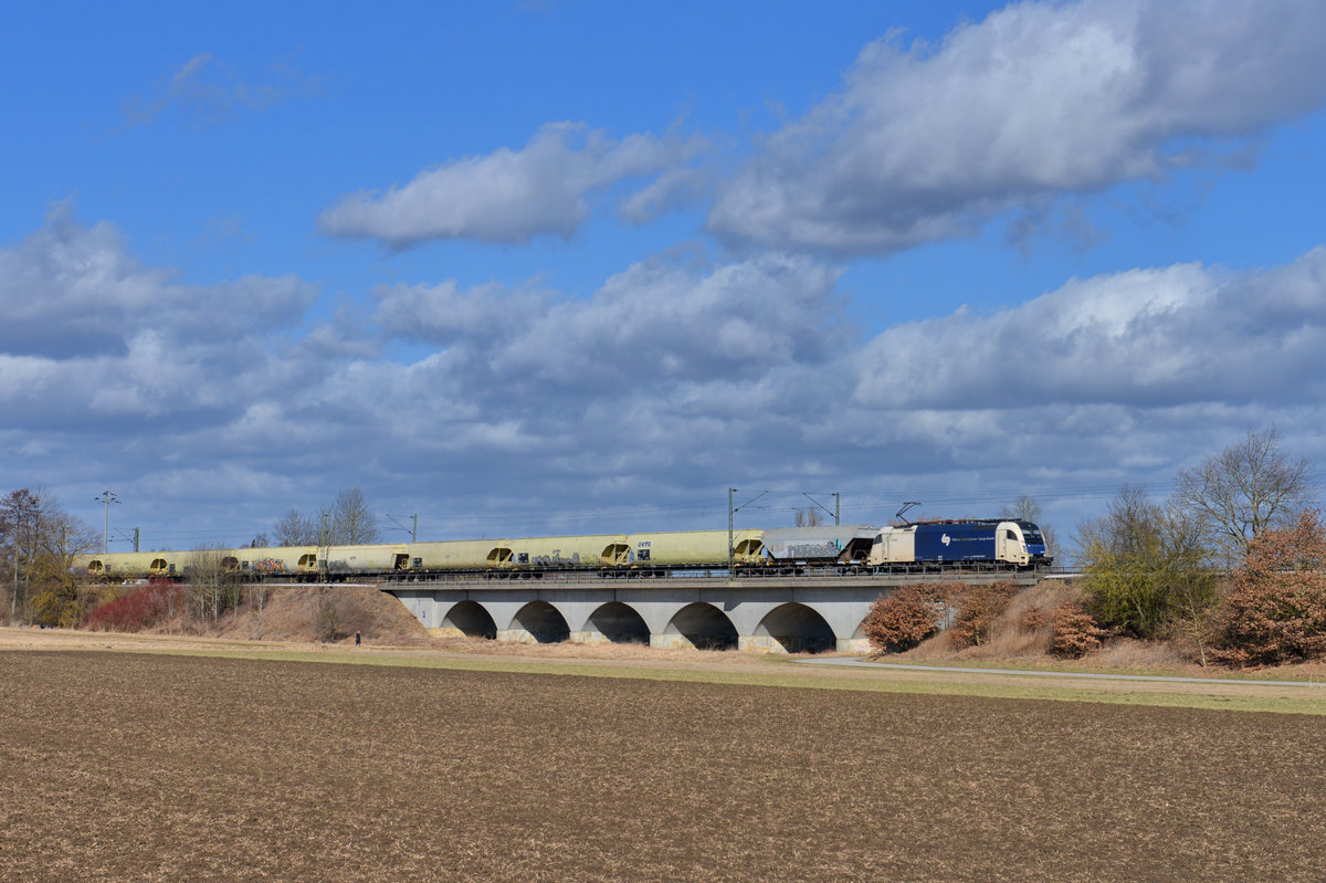 1216 952 mit einem Getreidezug am 02.03.2017 bei Sünching. 