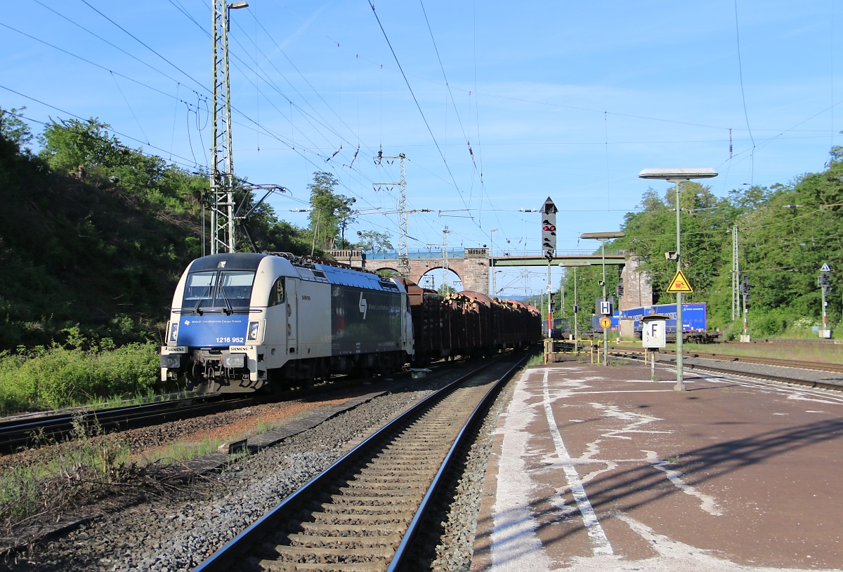 1216 952 der WLC mit Holzzug in Fahrtrichtung Ost. Aufgenommen in Eichenberg am 07.06.2014.