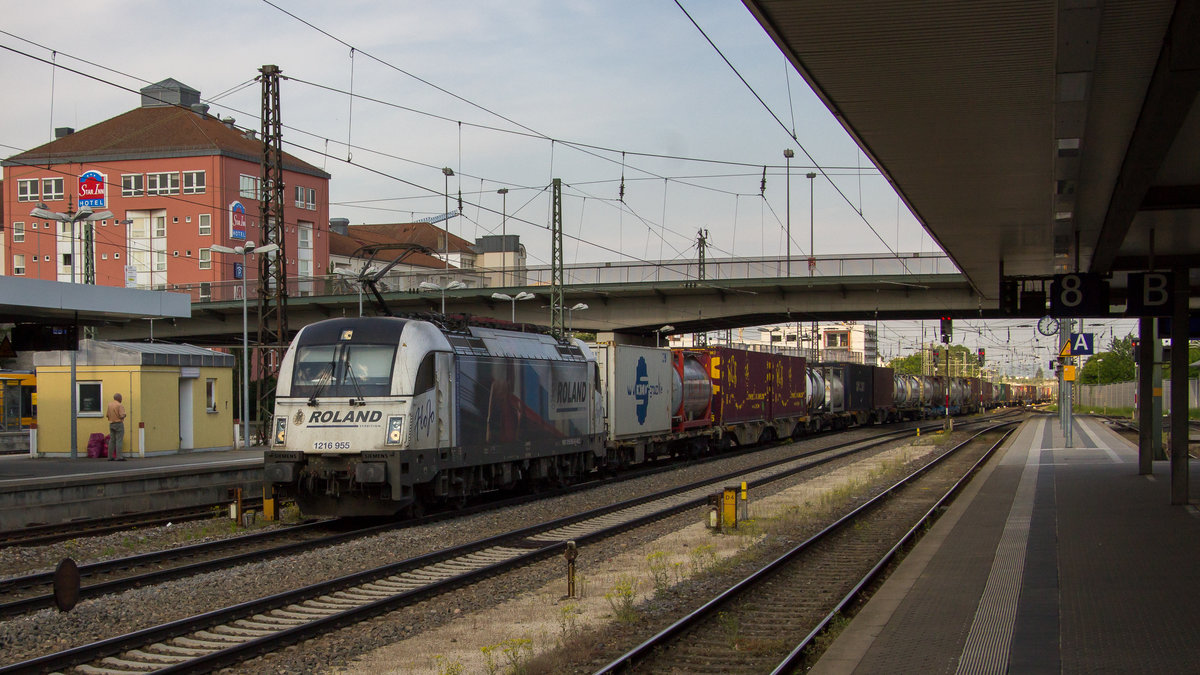 1216 955-5 durchfährt am 13. Mai 2018 den Bahnhof Regensburg. 