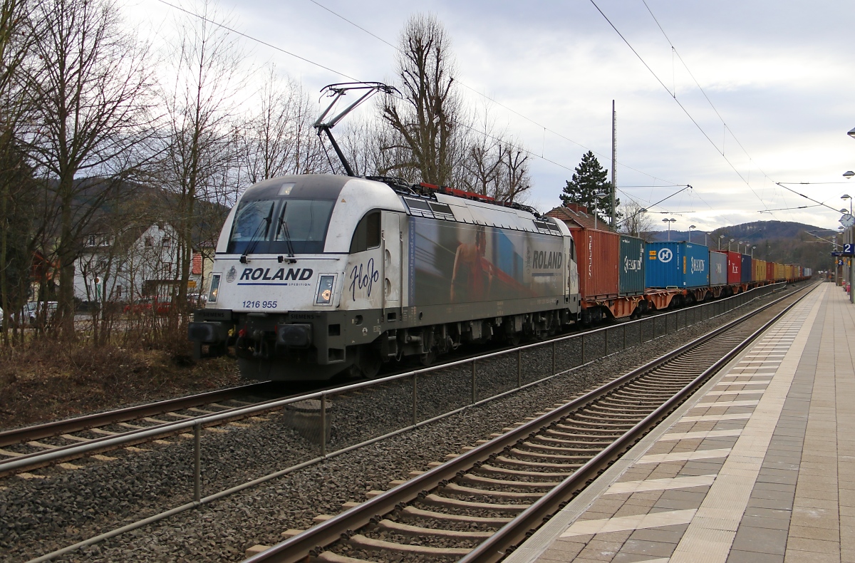 1216 955 mit Containerzug in Fahrtrichtung Norden. Aufgenommen am 08.02.2014 in Wehretal-Reichensachsen.