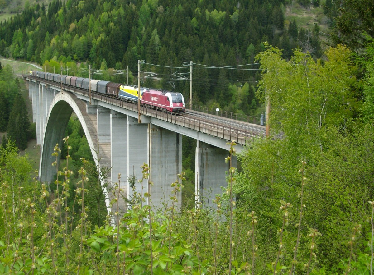 1216 XXX der SLB und eine 1116 von CargoServ mit einem Güterzug auf der Pfaffenberg-Zwenberg-Brücke. Schublok war eine 1216 von CargoServ. (3.5.2015)