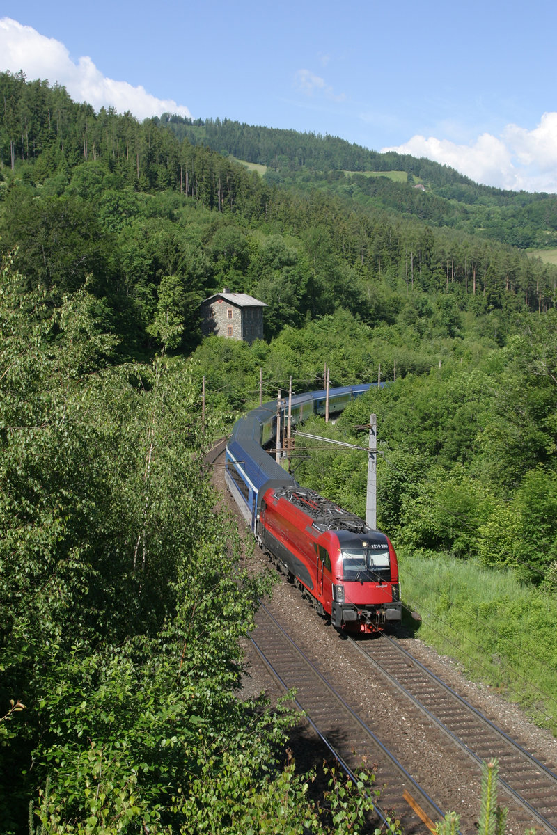 1216.230 fährt mit RJ-553 kurz vor dem Steinbauer-Tunnel am Eichberg bergwärts. 8.6.16