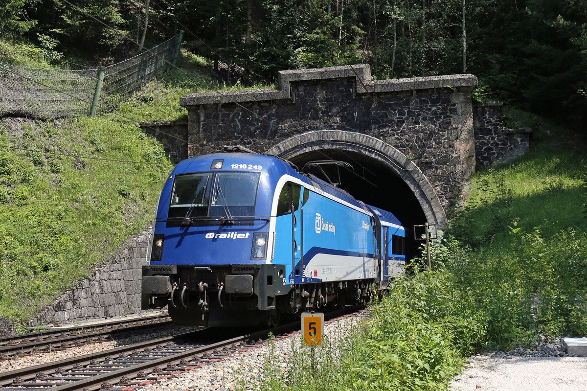 1216.249 verlässt mit RJ-71 den Gamperl-Tunnel zwischen Klamm/Sch. und Breitenstein am 15.6.17