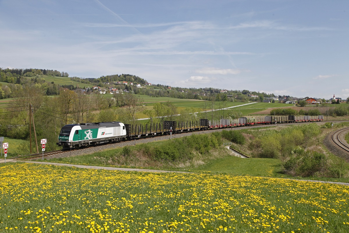 1223 004 der Steiermarkbahn mit Güterzug bei Friedberg am 29.04.2015.