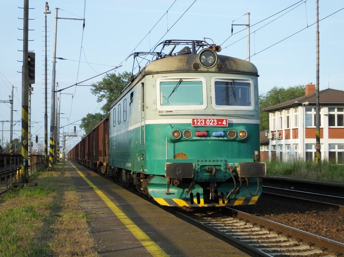 123 023-4 durchfährt am 03.06.2016 mit einem Ganzzug aus offenen Güterwagen den Haltepunkt Ostrava Mariánské Hory im Osten Tschechiens.