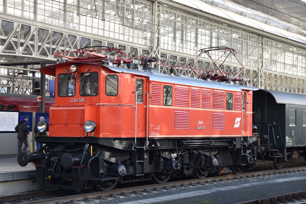 1245.518 fuhr am 5.12.2015 zu einer Nikolaus-Fahrt nach Steindorf in den Salzburger Hauptbahnhof ein.
