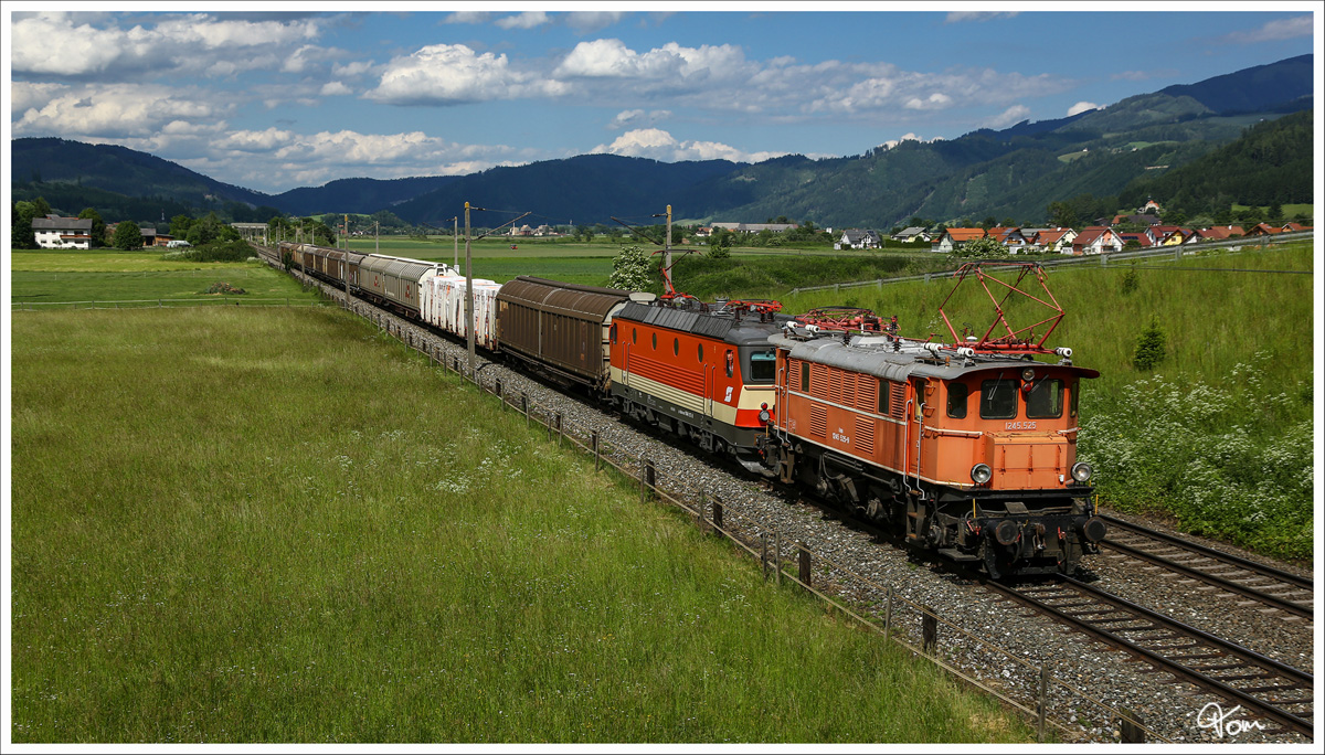 1245.525 & 1144.117 rollen mit dem Güterzug 56565 (Leoben - Villach) durch das sommerliche Murtal. 
St.Lorenzen 5.6.2014