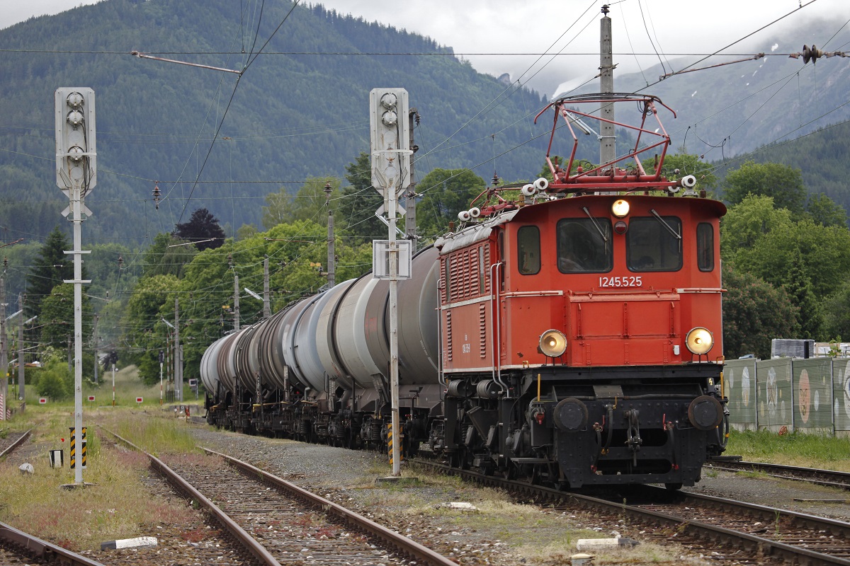 1245.525 mit einem Güterzug wartet am 5.06.2014 im Bahnhof Trofaiach auf die Abfahrt.