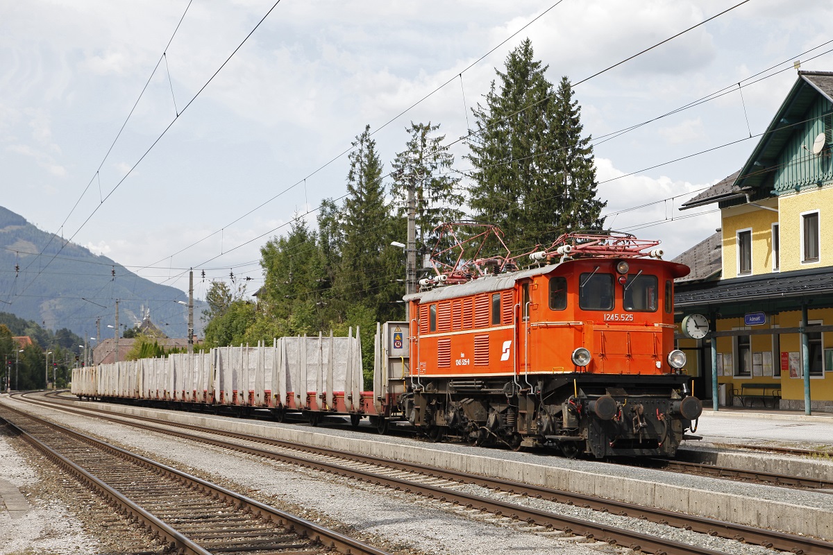 1245.525 steht am 24.08.2017 mit einem Güterzug im Bahnhof Admont.
