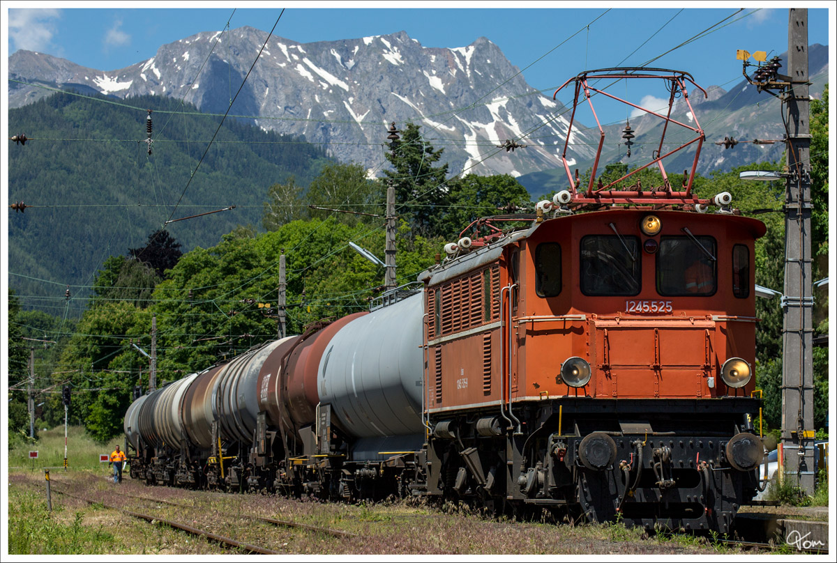 1245.525 steht mit einem Kesselzug in Trofaiach.
6.6.2014