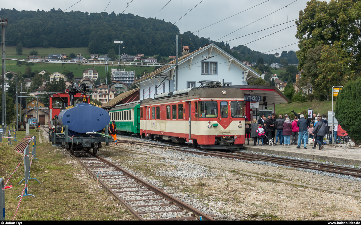 125 Jahre Yverdon - Ste-Croix am 1. und 2. September 2018.<br>
Be 4/4 15 ist am 2. September in Ste-Croix mit Rangierarbeiten mit dem Dampfzug beschäftigt. Sowohl Triebwagen wie auch Zweitklasswagen haben eine Vergangenheit bei der MBC, waren aber vor Ablieferung der neuen Züge auch auf der YSteC jahrelang zusammen anzutreffen. Auf dem Stumpengleis links steht der Löschzug für den Dampfzug abgestellt.