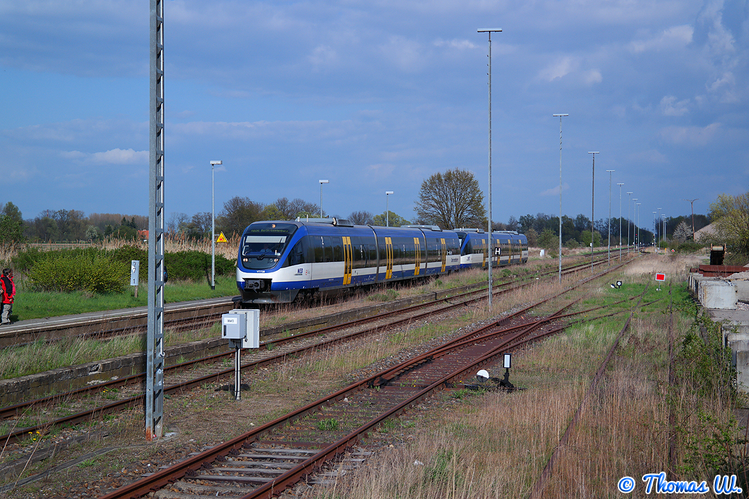 13. April 2013 - Einfahrt einer NEB Doppeltraktion bei Gorgast.