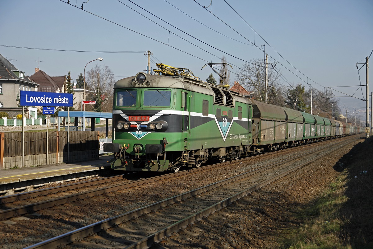 130 054 mit Güterzug in Lovosice mesto am 13.03.2014.