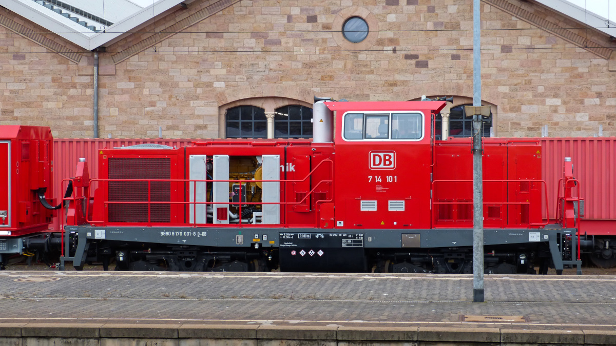 13.11.2015 Tunnelhilfslok 714 101 im Bahnhof Fulda.