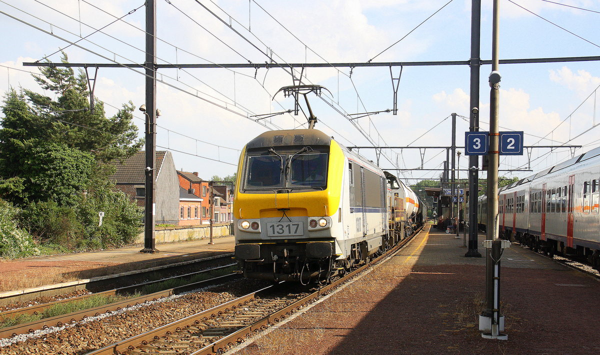1317 und 7786 beide von SNCB kommen aus Richhtung Vise(B) mit einem Kurzen gemischten Güterzug aus Kinkempois(B) nach Antwerpen-Noord(B) und fahren durch Tongeren(B) und fuhren in Richtung Hasselt(B),Antwerpen(B).
Aufgenommen vom Bahnsteig 3 in Tongeren(B).
Bei Sommerwetter am Abend vom 15.6.2017.  