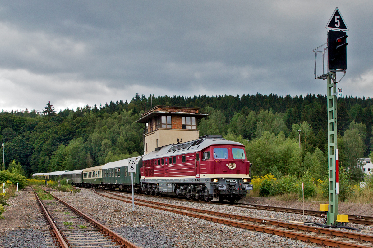 132 004-3 fährt nach dem Besuch der XXI.Meininger Dampfloktage mit ihrem Sonderzug bei Zella-Mehlis zurück nach Leibzig.Bild 5.9.2015