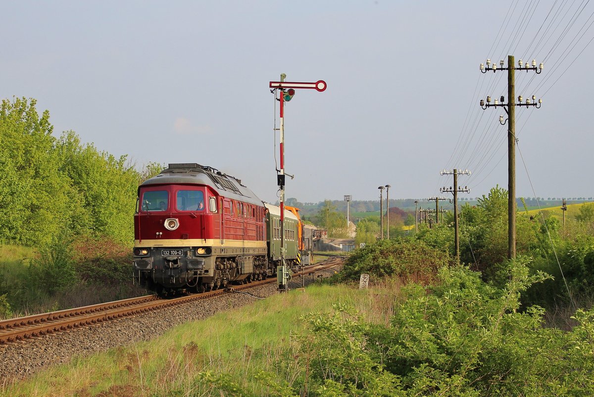 132 109-0 (LEG) fuhr am 07.05.17 mit 106 145-6 von den Geraer Eisenbahnwelten zurück nach Leipzig.
Ich habe die Fuhre in Caaschwitz abgelichtet. Gruß zurück an die Besatzung!