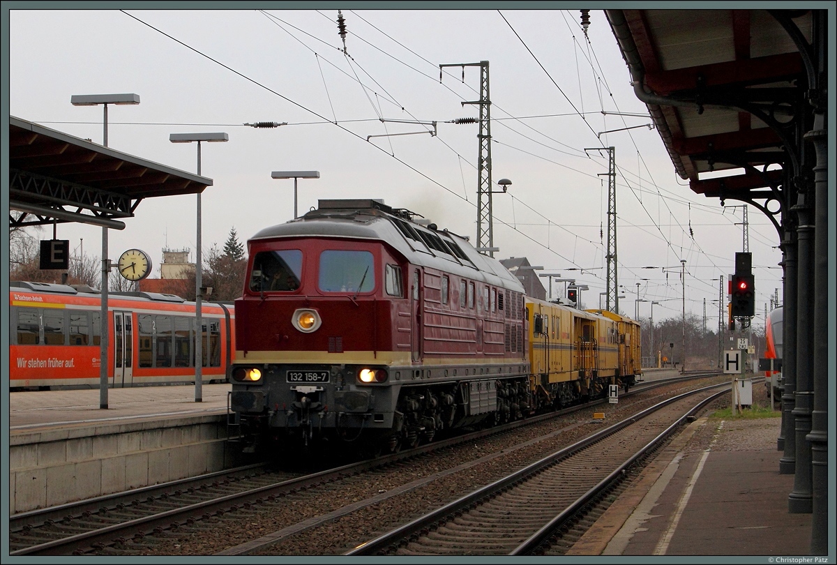 132 158-7 der LEG durchfährt am 28.03.2015 mit einem Gleisbauzug den Bahnhof Stendal.