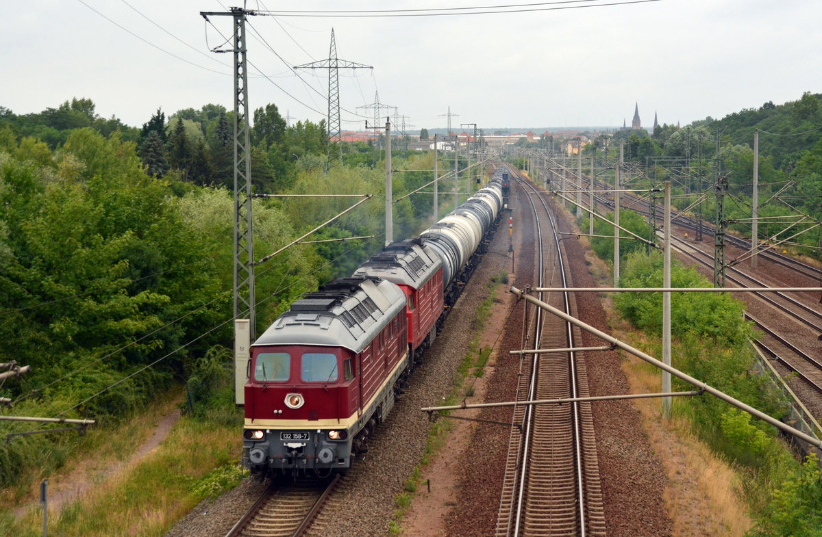 132 158 führte zusammen mit 232 673 am 24.06.18 einen Kesselwagenzug durch Holzweißig Richtung Halle(S). Die beiden Ludmillas der LEG haben ihren Kesselwagenzug in Bitterfeld übernommen.