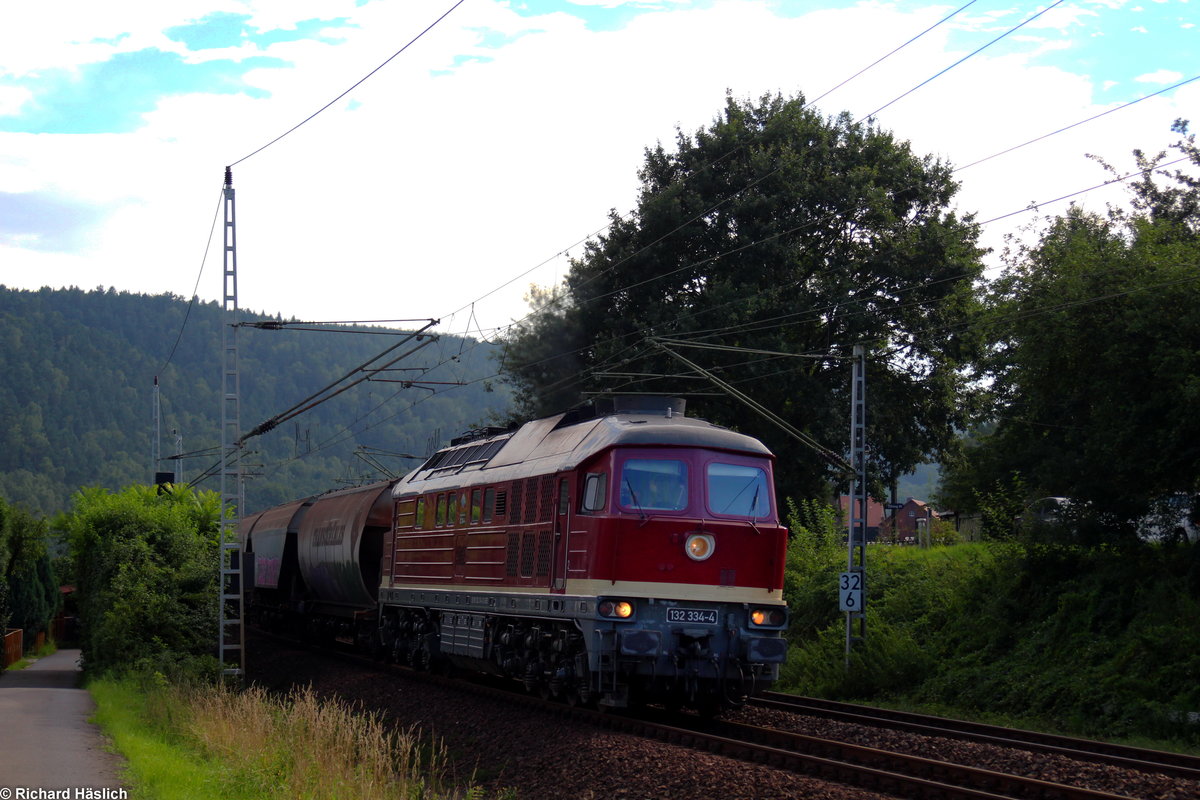 132 334-4 des Erfurter Bahnservice zieht einen Getreide Zug durch Rathen.