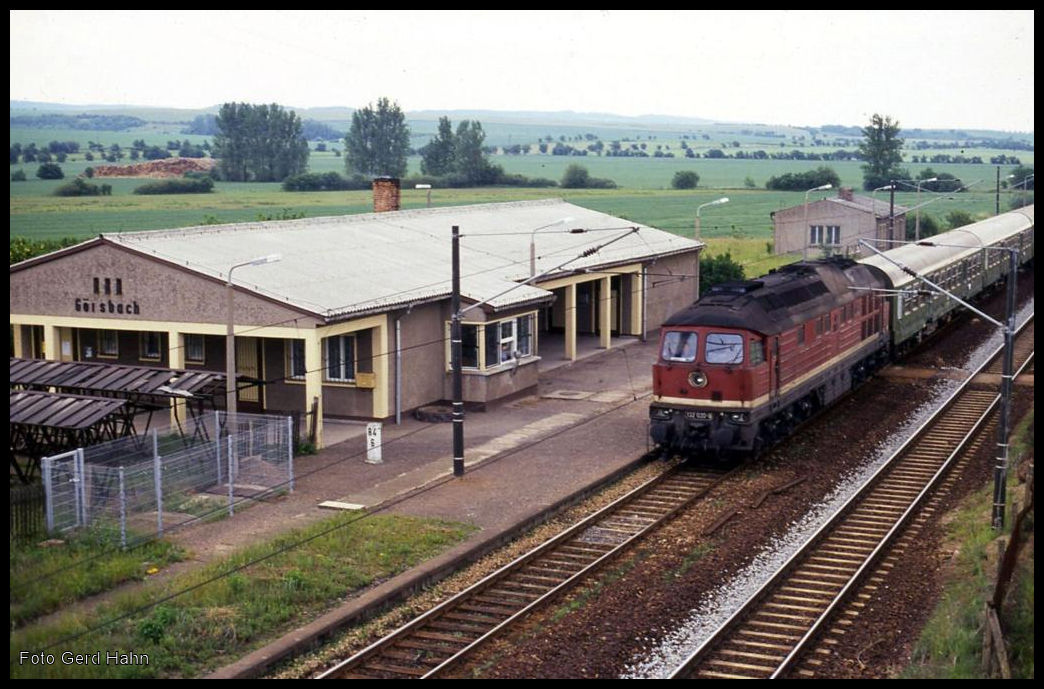 132020 fährt hier am 22.6.1991 um 9.51 Uhr mit dem E 850 nach Kassel durch den ehemaligen Haltepunkt Görsbach an der Kursbuchstrecke 590.