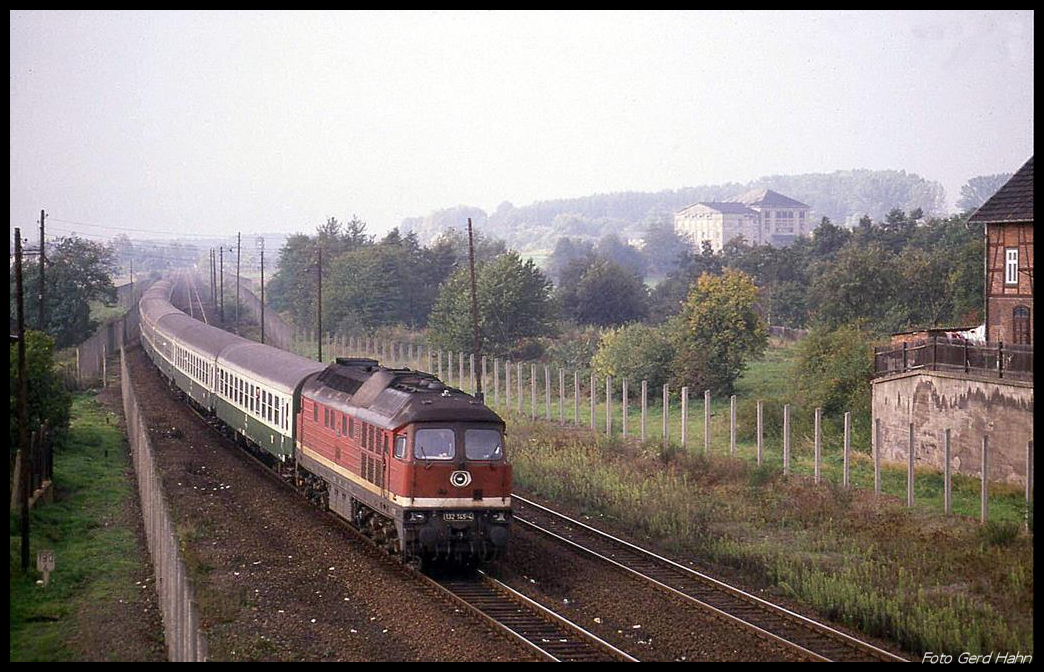 132145 ist hier am 3.10.1990 um 10.33 Uhr mit dem D nach Eisenach im ehemaligen Grenzstreifen der innerdeutschen Zonengrenze unterwegs. 